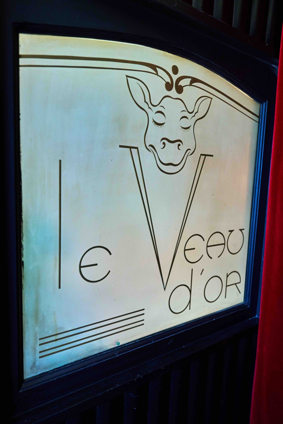 Le Veau d'Or signage