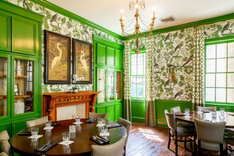 82 Queen dining room